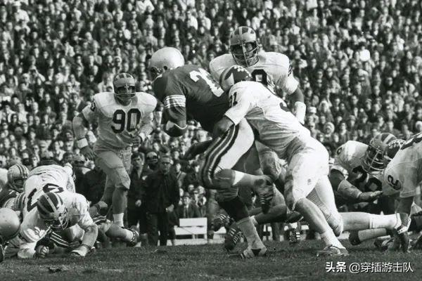 维斯康:一场比赛造成18人死亡：美国橄榄球赛背后有什么历史恩怨？