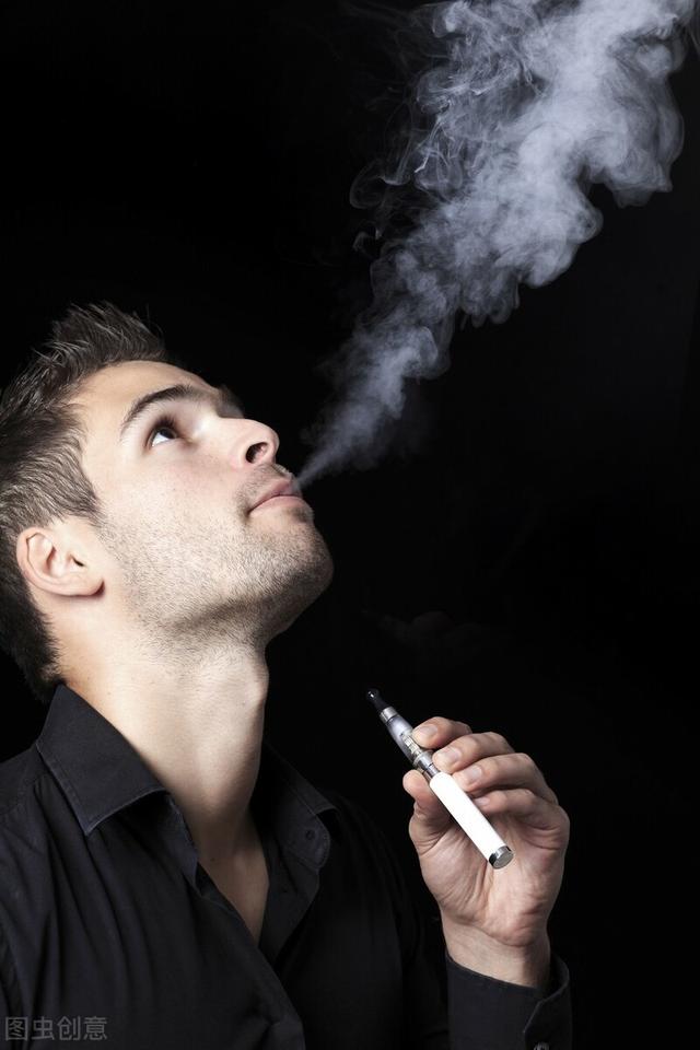 一进门就一pg坐在沙发上,她老公点了一支烟,很舒服地在那里抽