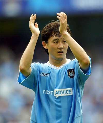 成为第一个在英超进球的中国球员,入选了英格兰足球名人堂,个人认为