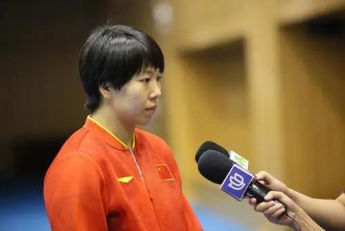 乒乓球李晓霞:奥运冠军李晓霞对战乒乓球机器人？谁会胜出？