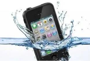 如果不小心手机掉进水里，捡起后应该怎么补救？