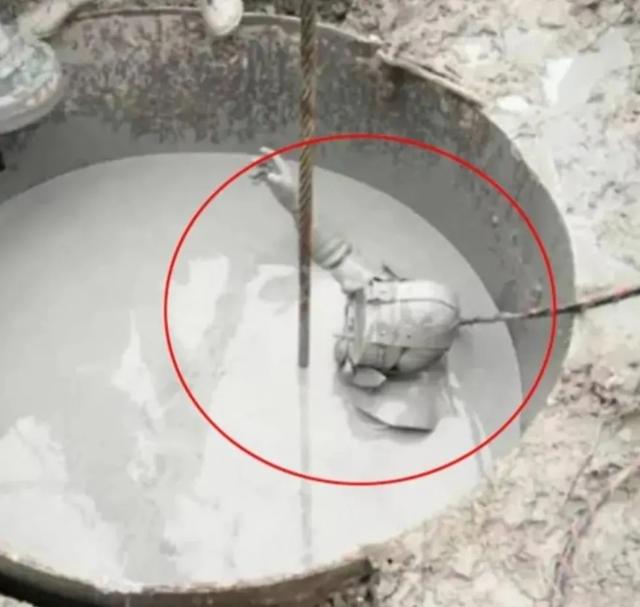 真正的水鬼图片，为什么工地“水鬼”上不来就割氧气罐，不能上面人拉上去吗