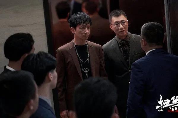 大江为什么特别听李成阳的话？他知道李成阳之前是警察吗？