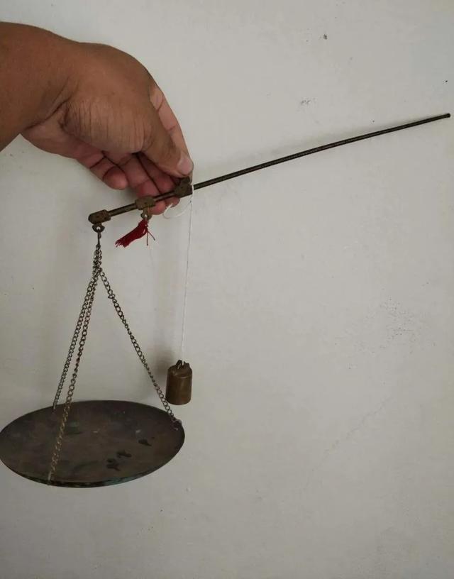 所以,我称东西的时候,都会要商贩将提头提高一点,不要将手挨在秤杆上