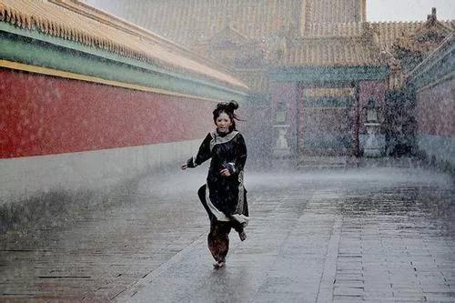 祺贵人:甄嬛传：祺贵人从冷宫跑出来时为何是光着脚的？