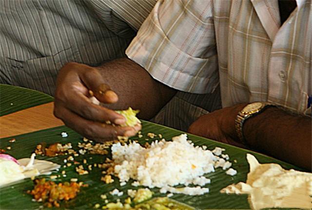 印度人吃饭用右手还是左手，印度人为什么用手抓饭，而不是用筷子刀叉，这有什么讲究吗