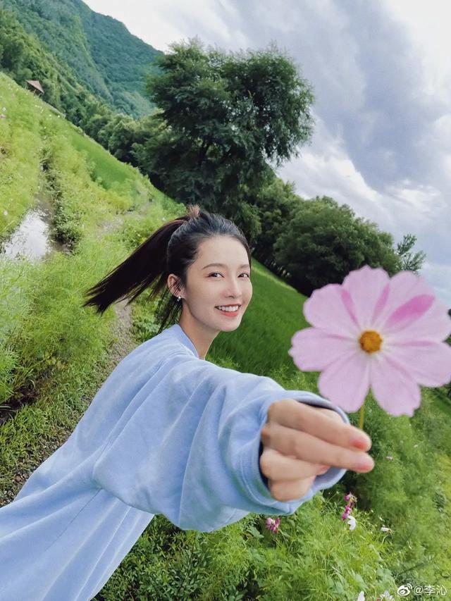 美女遛狗街拍:你见过最好看的街拍女孩是什么样子呢？敢不敢发出来看看？ 美女遛狗视频