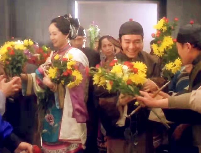 星爷电影《审死官》结局，一家人相聚在墓地，是全家都被杀了吗？插图8