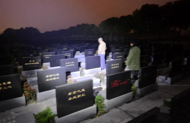 守墓灵异事件:墓地晚上为什么需要人守墓？