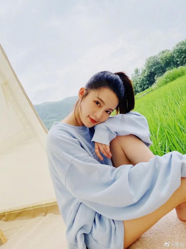 美女遛狗街拍:你见过最好看的街拍女孩是什么样子呢？敢不敢发出来看看？ 美女遛狗视频
