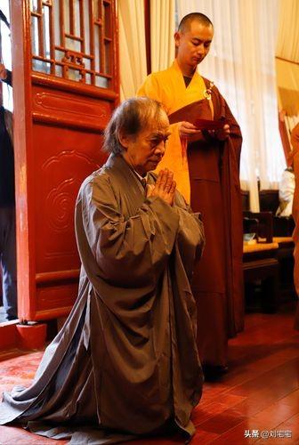假活佛10年骗2亿:出家或做和尚要不要进行审批，他们的生活费和开销从何而来