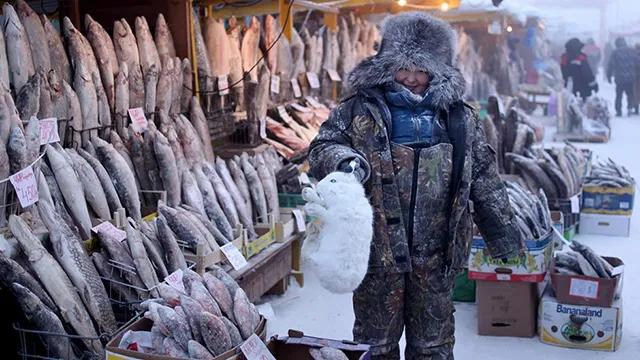 奥伊米亚康是什么气候类型，在俄罗斯最寒冷的奥伊米亚康村，为什么人们上厕所要拿一根木棍