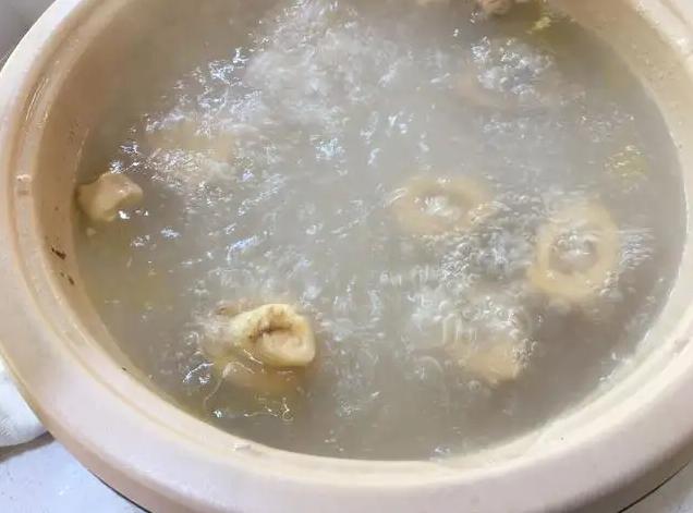 生牛骨的骨髓颜色:如何使牛骨头熬出的汤是奶白色的？