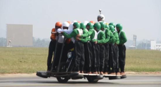 释放脑洞，印度摩托车阅兵方队是不是故意示弱呢？