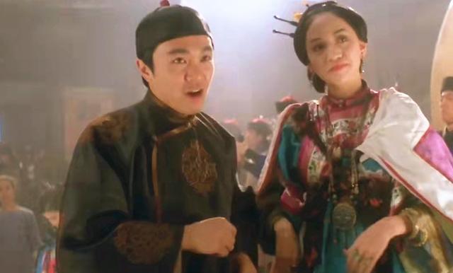 星爷电影《审死官》结局，一家人相聚在墓地，是全家都被杀了吗？插图14