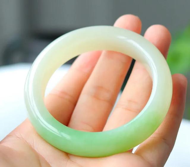 翡翠在哪里买比较靠谱,想买个玉镯子，在哪里买比较合适？