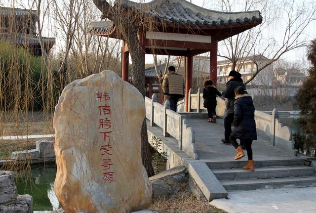 电视剧里钻裤裆:韩信能在乡村恶汉前受胯下之辱，为何不能在皇帝刘邦前伏低做小？