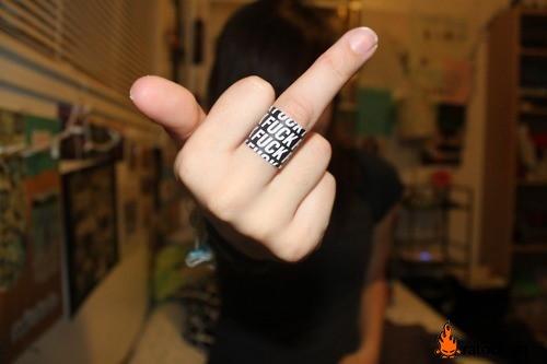 为什么竖中指在全世界都表示骂人的意思