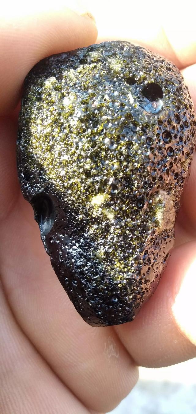 其他网友回答:石英脉型金矿与石英密切相关的说法是没问题,但不能说