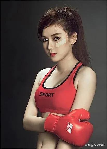 中国女子拳击手张烨在一场比赛中,就被韩国的一位拳击手踢中裆部,当时