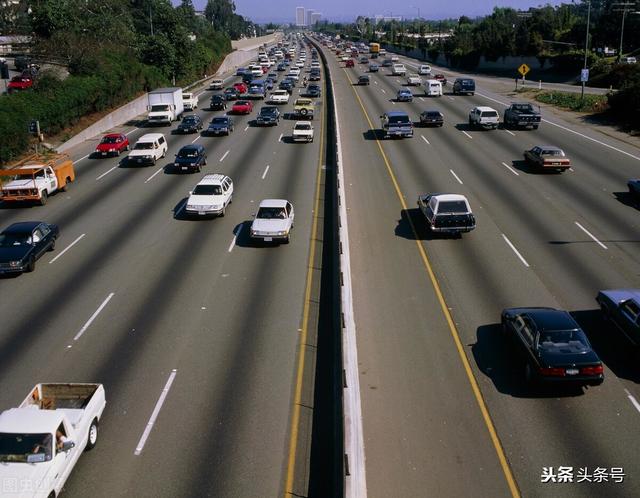在高速路上看到很多司機都是隻開到90-100碼，為什麼？