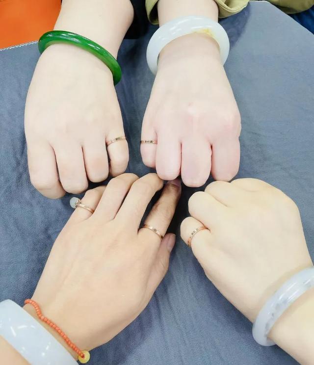 翡翠在哪里买比较靠谱,想买个玉镯子，在哪里买比较合适？