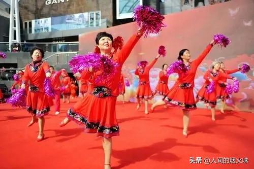 广场舞明明是免费的，为何带队领舞却月入过万，她们怎么盈利的