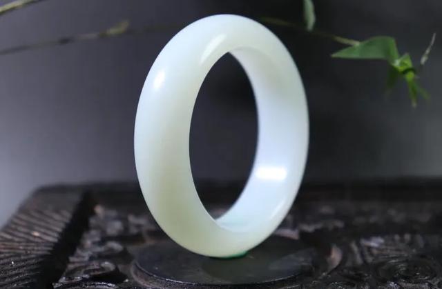 翡翠在哪里买比较靠谱,想买个玉镯子，在哪里买比较合适？