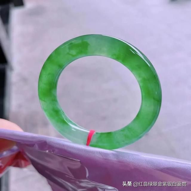 翡翠广告语最吸引人,翡翠飘花手镯为何会吸引那么多人的喜欢？