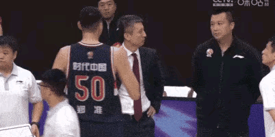 克劳福德邓肯:郭士强大闹赛场，比赛被迫中止8分钟，裁判为何不敢给技术犯规？