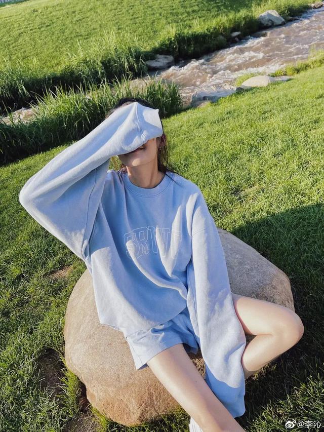 美女遛狗街拍:你见过最好看的街拍女孩是什么样子呢？敢不敢发出来看看？ 美女遛狗视频