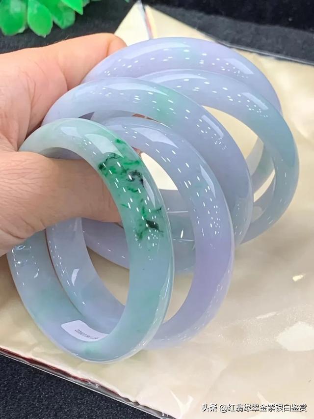 20万以上的玉镯图片,哪位大神帮我看一下，这样的手镯值多少钱？