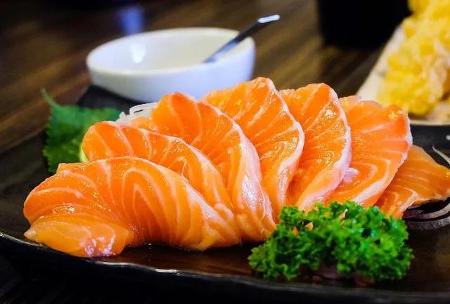 中国人为啥不吃深海鱼，为什么日本人天天吃的生鱼片，到了中国却满是寄生虫