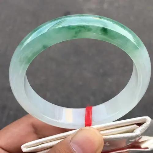 什么人不适合戴玉镯,不同年龄的女人适合戴什么样的翡翠手镯？