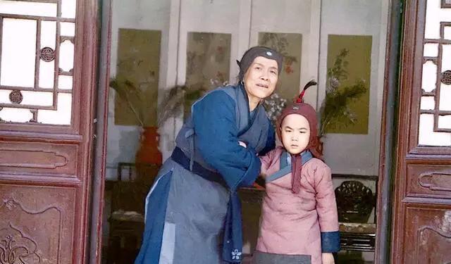 红衣女孩灵异事件讲解:《辛德勒的名单》中导演对红衣女孩的安排有什么意图？