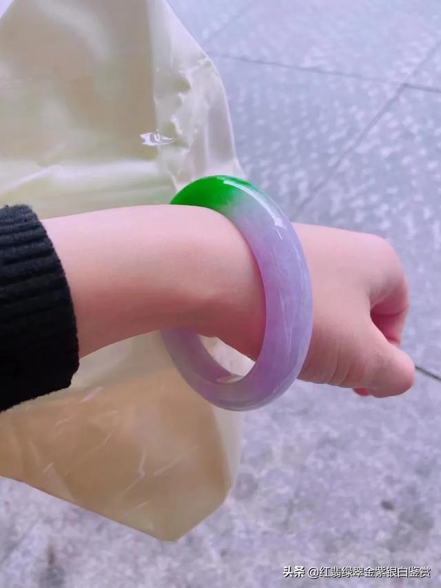 20万以上的玉镯图片,哪位大神帮我看一下，这样的手镯值多少钱？