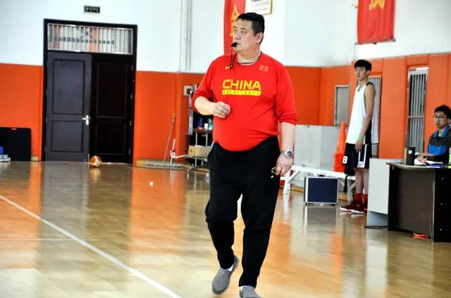 山东牛头梗论坛俱乐部:双重打击！有比巩晓彬离去更大的坎，山东男篮能挺过去这两关吗？