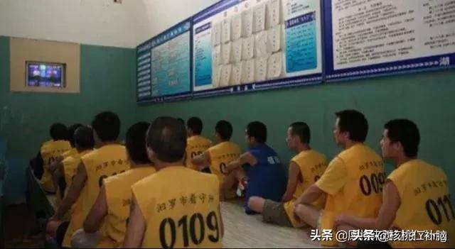 羁押看守所,是什么体验？需要24小时戴手铐吗？
