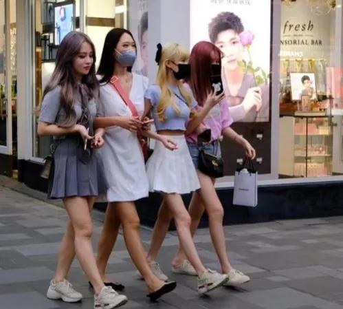 杨幂住哪里:杨幂住哪 杨幂被网友曝光，回家过年宁可住酒店也不回家住，你怎么看？
