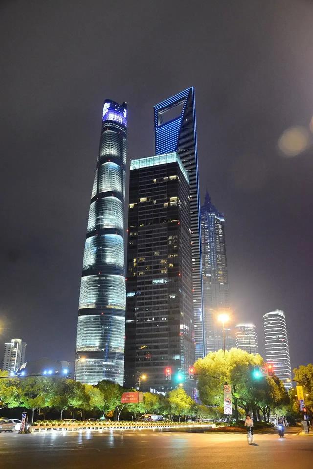 葵鼠设计中心:上海环球金融中心据说是日本投资建的，形似军刀，是不是真的？