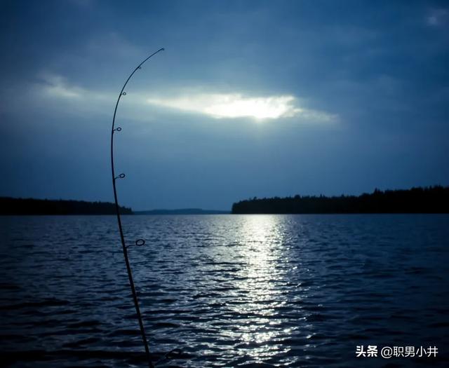 农村老人讲故事，为何农村的老人说：夜钓若钓上没生命的鱼，立刻收杆回家