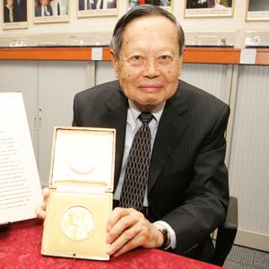 杨振宁:今年百岁高龄物理学家杨振宁为什么大家对他评价褒贬不一呢？