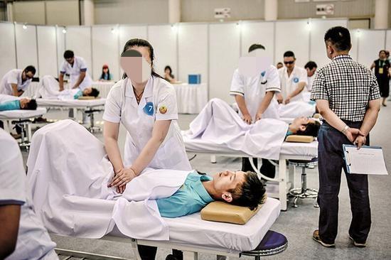 张三开盲人按摩店,专门给女人按摩,结果发现张三不是盲人怎么办？
