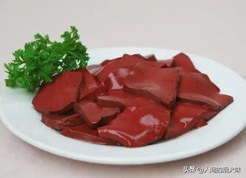 为什么玉要用水泡了再戴,菜市场卖的猪血为什么一直要放在水里泡着？