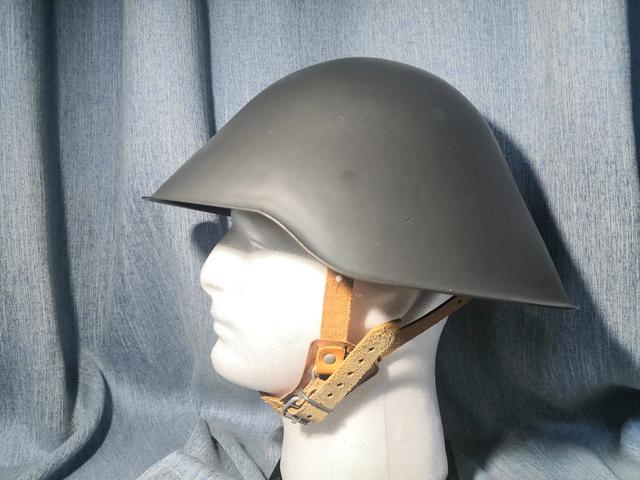 民主德国制m56钢盔改良自二战德国末期的m44stahlhelm
