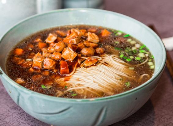 为什么面馆里一般都是用水煮面然后放高汤里，而不直接用高汤煮面？插图12