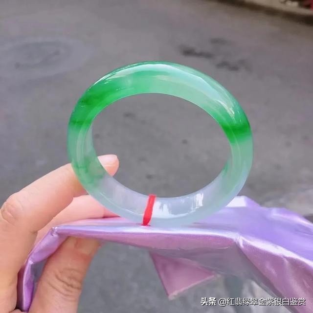 翡翠广告语最吸引人,翡翠飘花手镯为何会吸引那么多人的喜欢？