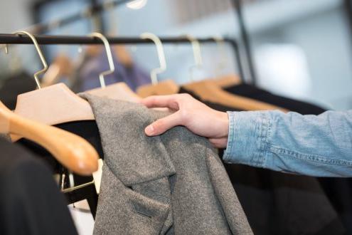 为什么人们在专柜上面买的很贵的衣服，地摊上几十块钱就能买到类似款式的？插图35