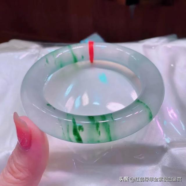 翡翠广告语最吸引人,翡翠飘花手镯为何会吸引那么多人的喜欢？
