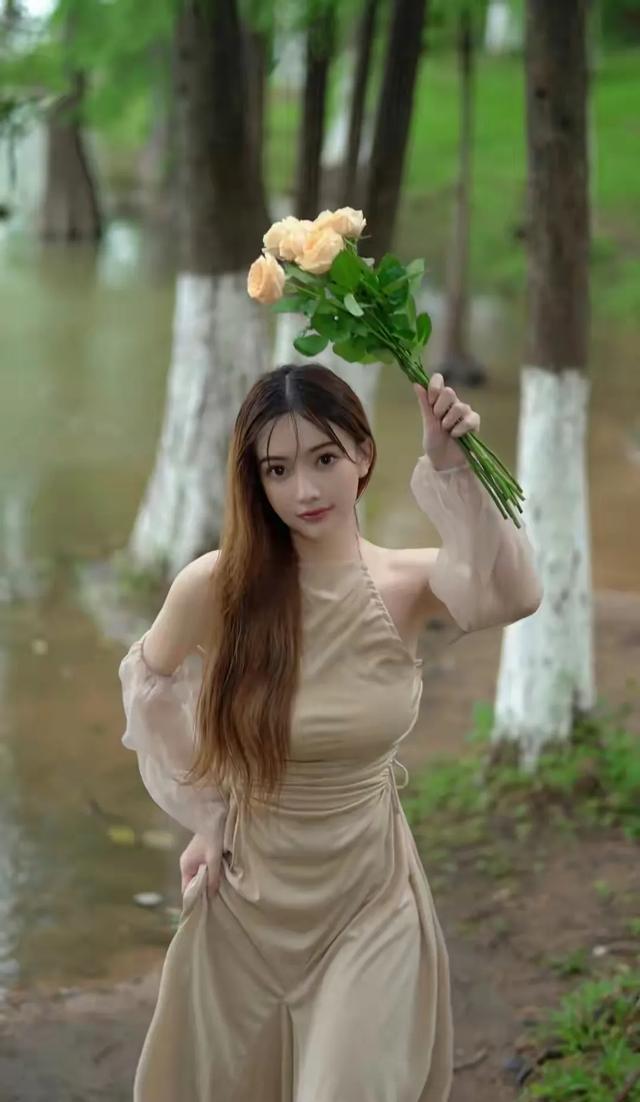 美女遛狗街拍:你见过最好看的街拍女孩是什么样子呢？敢不敢发出来看看？ 美女遛狗视频